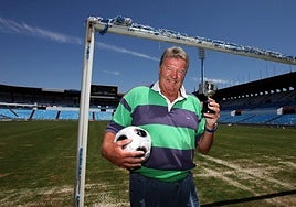 John Toshack aparece en La Romareda con la réplica de la Copa del Rey que ganó en 1987.