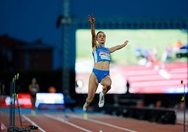 La donostiarra Irati Mitxelena, en uno de sus saltos en el Campeonato de España en Tarragona.