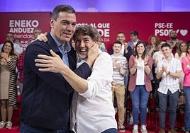Pedro Sánchez y Eneko Andueza, en un acto del PSE-EE en Donostia.