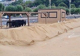 La barrera de arena construida en la madrugada ha funcionada frente al mar esta mañana