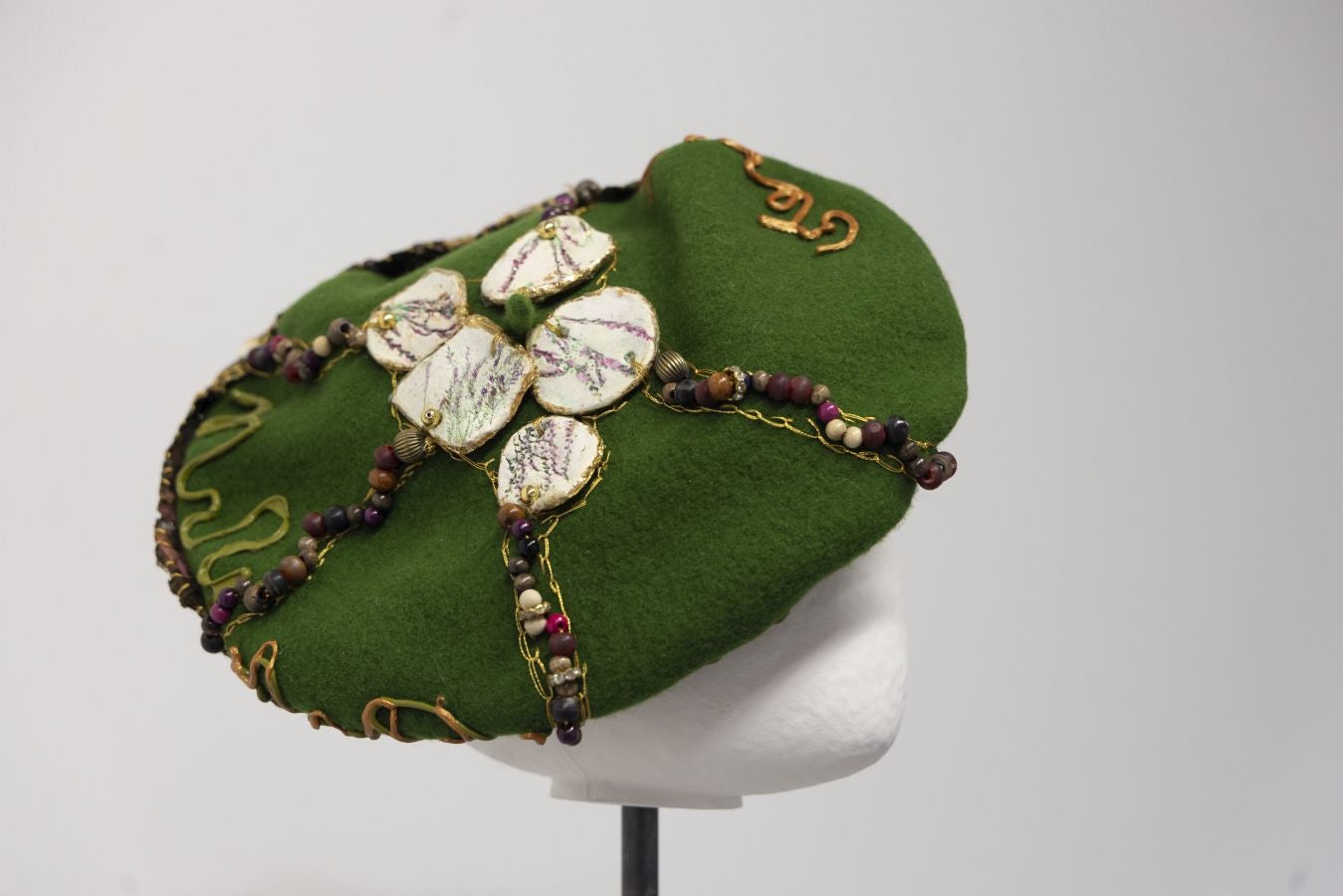 Arte y tradición en la exposición &#039;Txapelarte&#039;