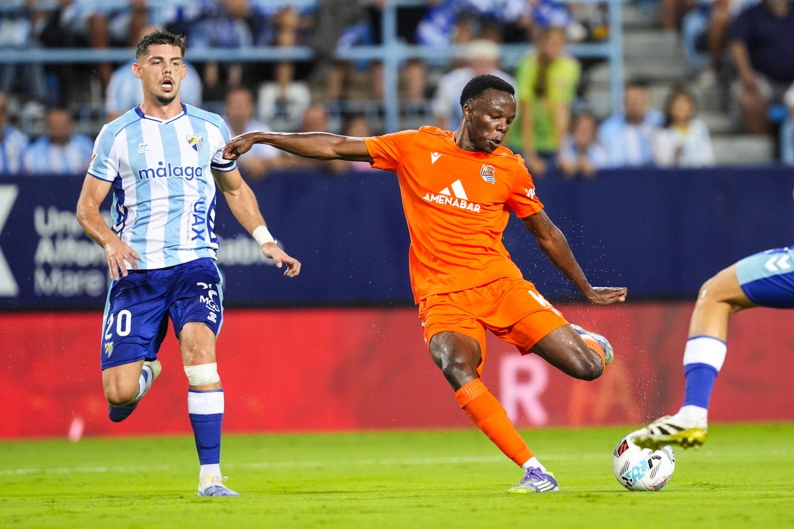 Job Ochieng dispara a puerta en el partido del Sanse contra el Málaga en La Rosaleda