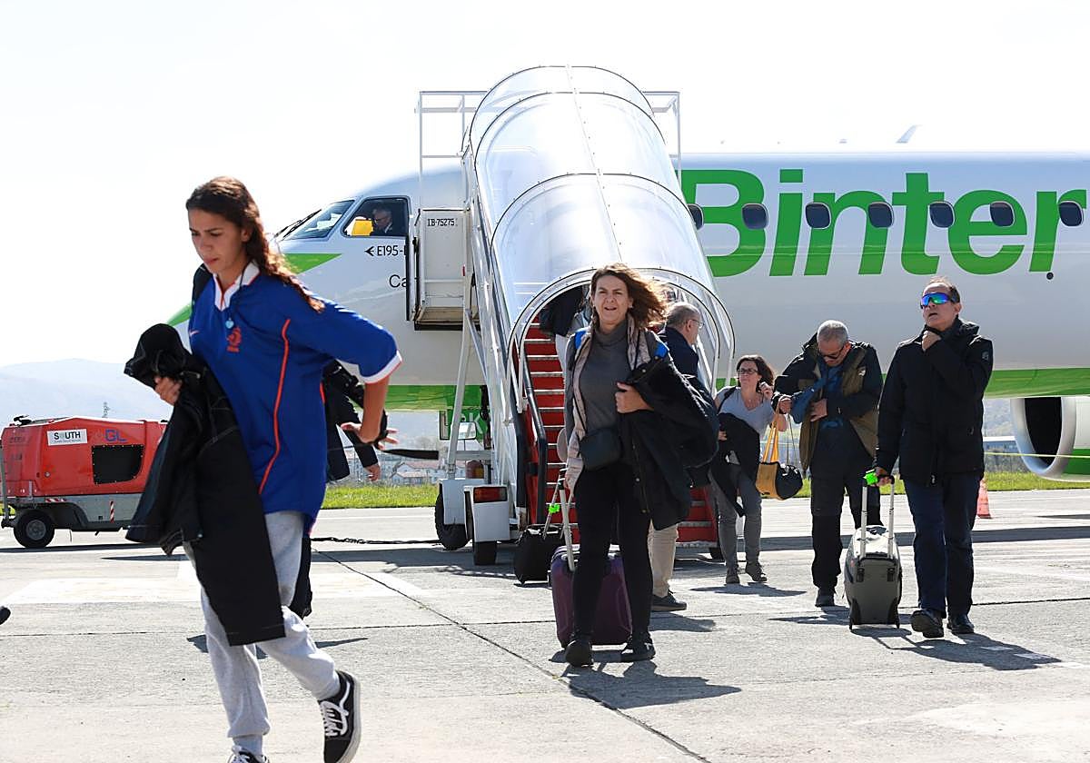 Pasajeros descienden de un vuelo de Binter desde Tenerife a Hondarribia el pasado mes de marzo.