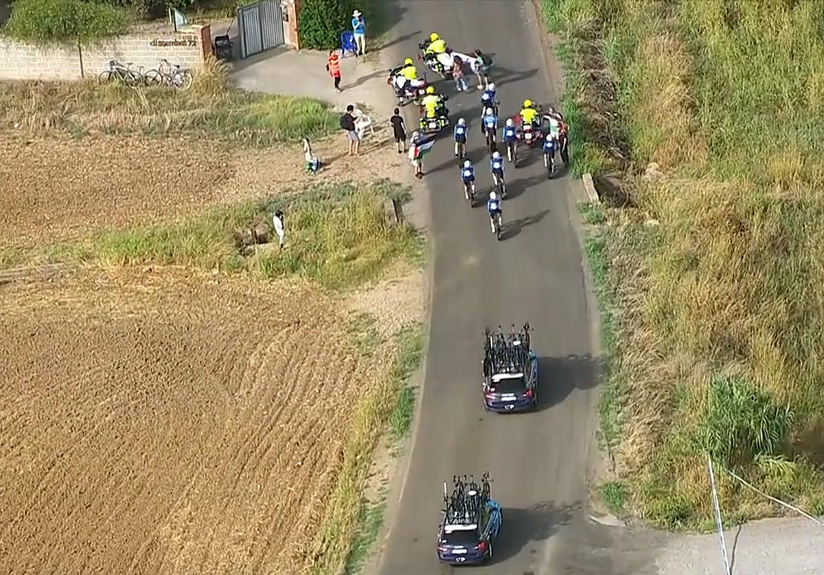 Cinco activistas obligan a detener a los ciclistas del Israel Premier-Tech.