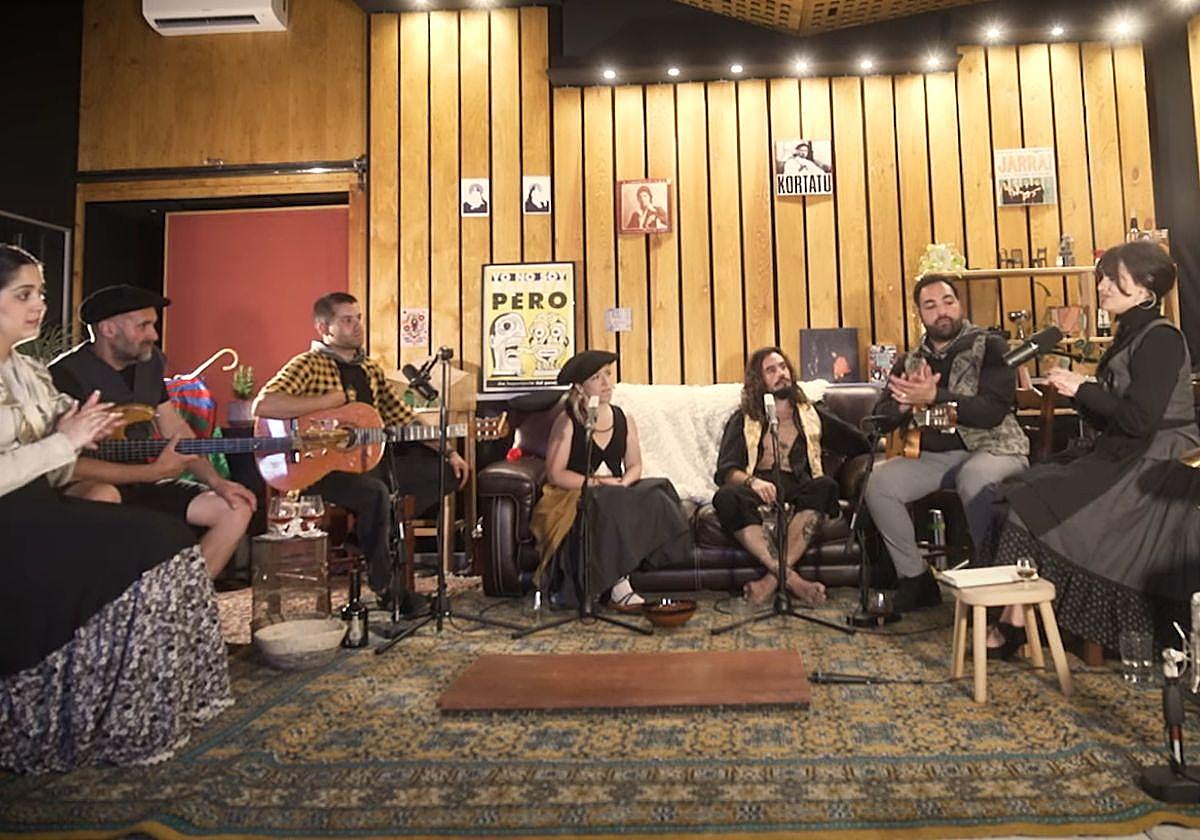 Jumelage y la familia Euskaló versionando el 'Txoriak txori'