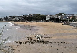La imagen muestra la situación de la playa de Ondarreta ayer, tras dos noches de extracción de cascotes.