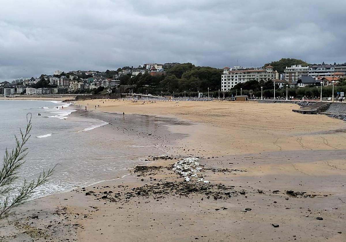 La imagen muestra la situación de la playa de Ondarreta ayer, tras dos noches de extracción de cascotes.