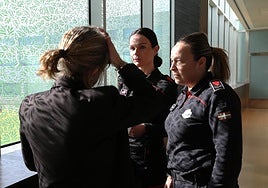 Dos agentes de la Ertzaintza atienden a una mujer en lo que sería el primer paso del protocolo cuando una víctima denuncia una situación de violencia de género.