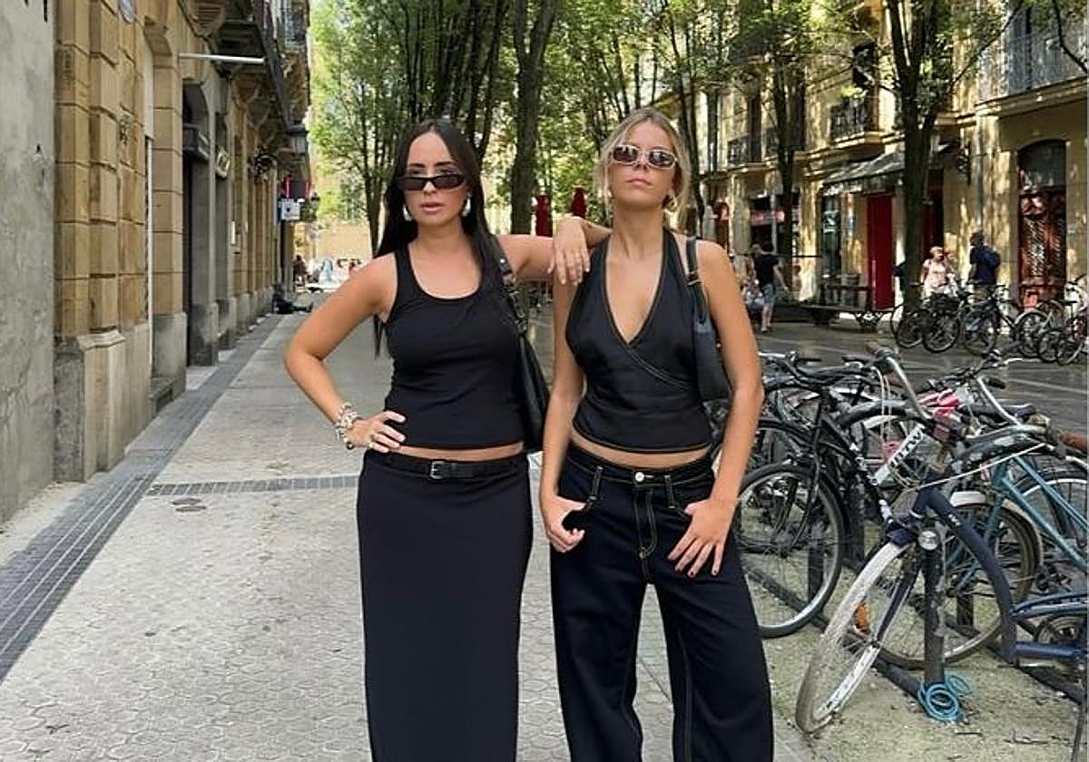 Carlota Marañón y Sofía Hamela posan con la iglesia del Buen Pastor de San Sebastián de fondo.
