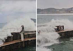 La imprudencia de acercarse demasiado al espectáculo de las olas en pleno temporal