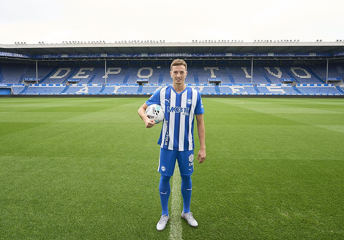 Pacheco posa con la elástica del Deportivo Alavés.