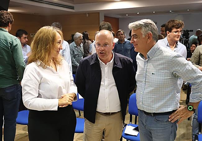 Miguel Tellado, en el centro, junto a Muriel Larrea y Javier de Andrés.