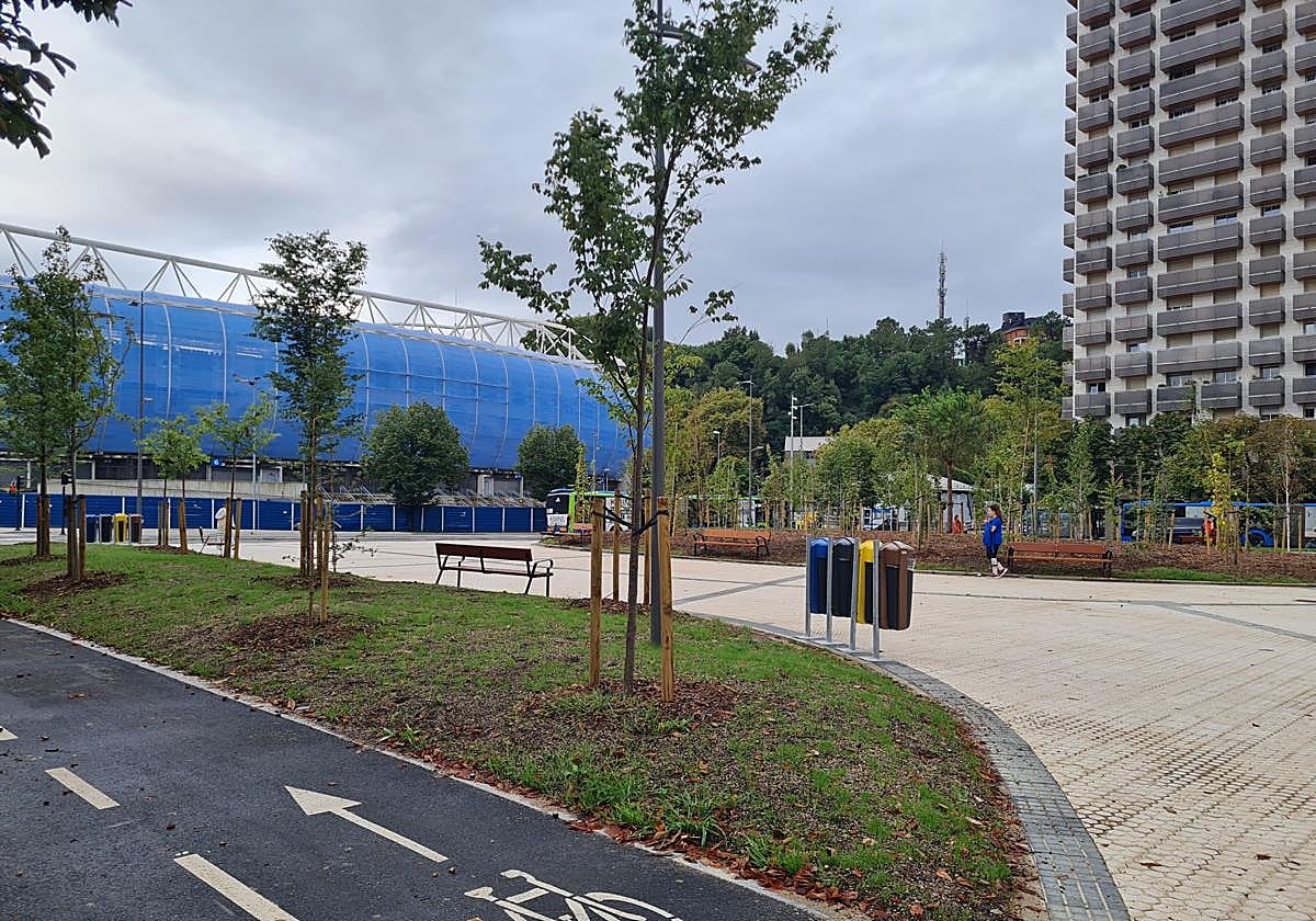 Aita Donostia ya dispone de bancos y papaleras.