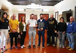 Representantes municipales y expertos locales en diseño en la presentación del nuevo diseño.