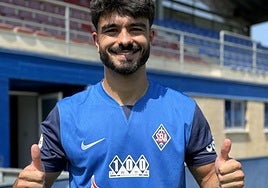 Asier Sánchez ya luce los colores de su nuevo equipo.