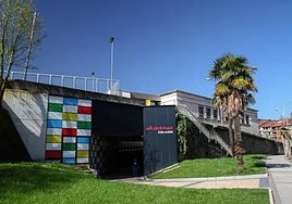 Entrada principal a Elkargunea que ha reabierto sus puertas con el horario habitual.