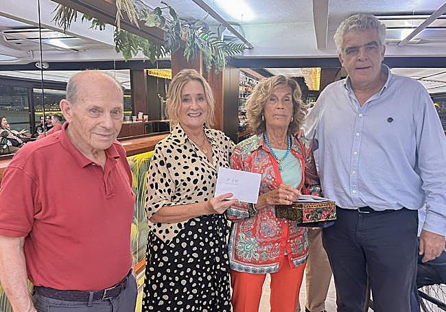Los donostiarras Fernando Pilarte, Laura Murua, Isabel Tellería y el santanderino Manuel de la Maza, que ejerce de profesor de bridge.