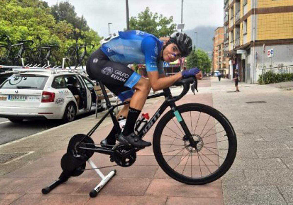 Un corredor del Eulen Nuuk calienta antes de iniciar una carrera.