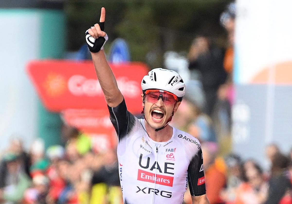 Jay Vine celebra su victoria en la estación invernal de Pal, en Andorra.