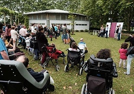 La comunidad educativa de Aspace Gipuzkoa, en unas jornadas al aire libre, en una imagen de archivo.