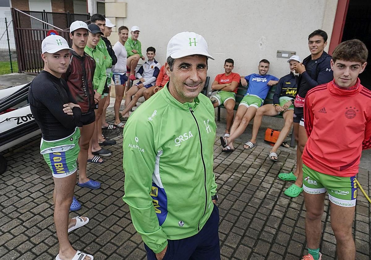 'Txalo' Carrión aparece con los remeros de la segunda trainera de Hondarribia ayer antes de entrenar.