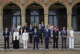 El lehendakari, Imanol Pradales, y los consejeros del Gobierno Vasco posan en las escalinatas del Palacio de Miramar.