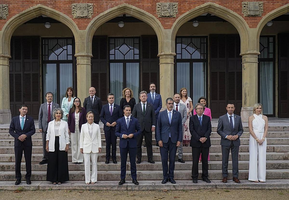 El lehendakari, Imanol Pradales, y los consejeros del Gobierno Vasco posan en las escalinatas del Palacio de Miramar.