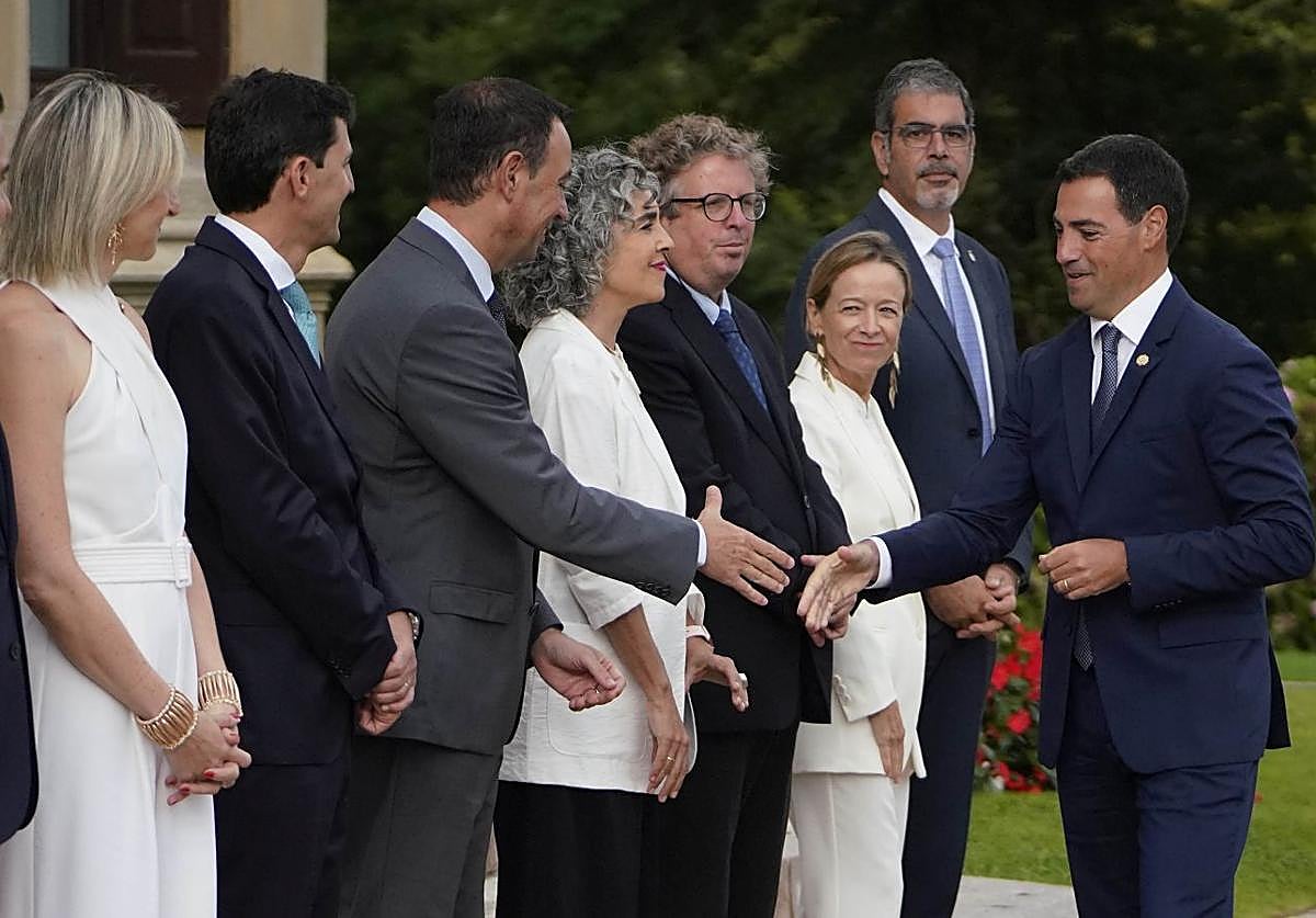 El lehendakari saluda a los consejeros este jueves en Miramar.