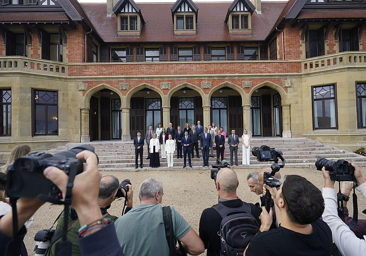 El primer Consejo del curso del Gobierno Vasco en el donostiarra Palaciod e Miramar ha generado mucha expectación