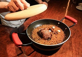 Arroz seco en paella con pluma ibérica «Carrasco» de Artean Barra Abierta.