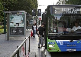 Usuarios de Dbus subiendo al autobús de la línea 5 en la parada del Boulevard.