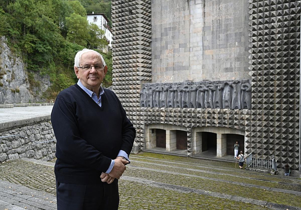 El vicario Juan Ignacio Larrea, ante la fachada del santuario.