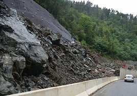 Estado en el que se encuentra el tramo en obras de la GI-631 entre Azkoitia y Urretxu en el que se produjo la voladura el miércoles.
