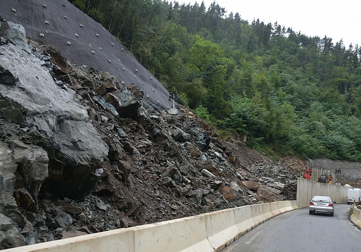 Estado en el que se encuentra el tramo en obras de la GI-631 entre Azkoitia y Urretxu en el que se produjo la voladura el miércoles.