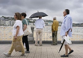 Varias personas pasean esta semana por las calles de San Sebastián.