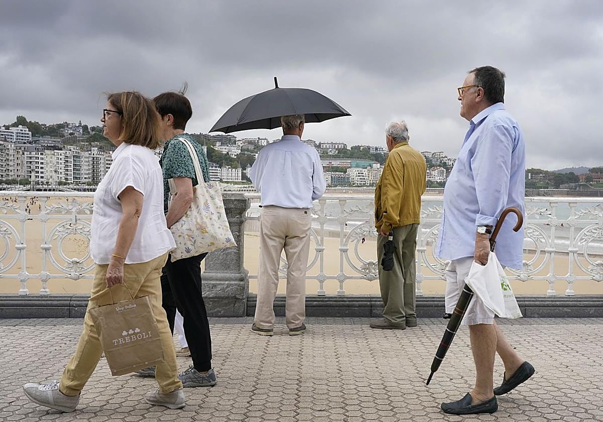 Varias personas pasean esta semana por las calles de San Sebastián.