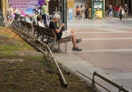 Denuncia Miguel Angel: «El jueves 21 una barandilla que protege el césped en el Boulevard se encontraba en este estado. Qué mala imagen es para la ciudad que uno de los lugares más visitados se encuentre así. Solicito al Ayuntamiento que repare este destrozo tan evidente».