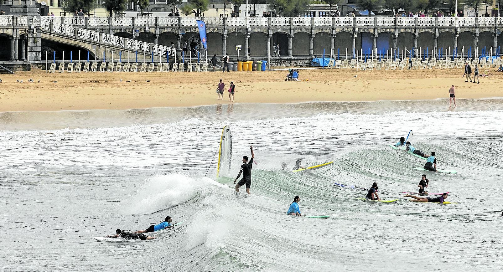 Surfistas aprovecharon el oleaje para hacer surf en la playa donostiarra de La Concha, algo poco habitual.