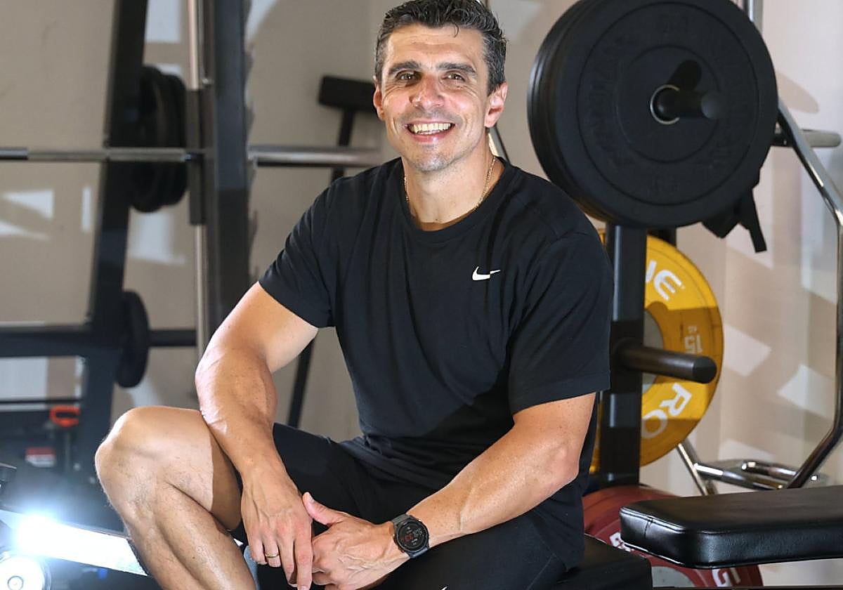 Ivan, entre las máquinas con las que en El Trinkete y en The Social Hub se entrena la fuerza funcional.