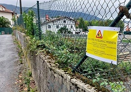 Un cartel avisa en Telleria del cierre del puente a partir del lunes para iniciar su demolición.