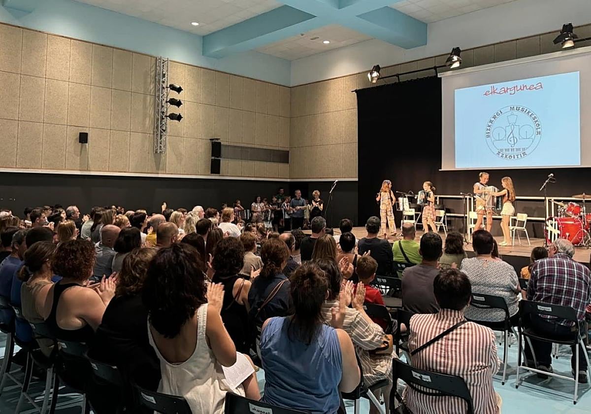 Bizkargi Musika eta Dantza eskolako ikasleen emanaldi baten une bat.