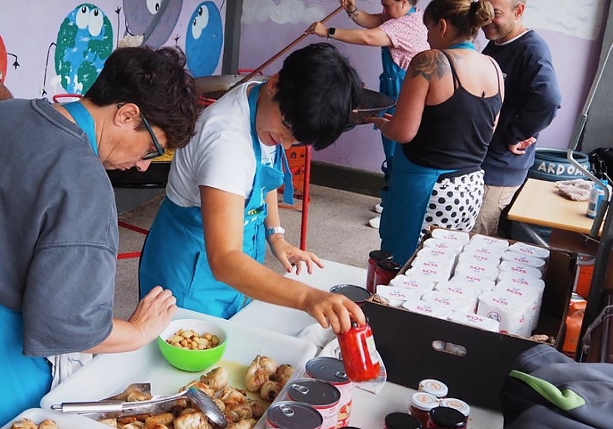 Talde bat atzoko bazkaria prestatzen.