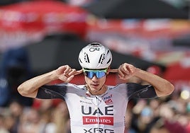 Juan Ayuso celebra con este gesto su excelente victoria en Cerler.