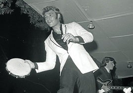 Johnny Hallyday, joven y alegre en el Club de Tenis en 1965.