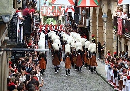Los hacheros pasaron por el arco con veinte minutos de retraso sobre el horario habitual porque el alarde evitó concentrarse en Gernikako Arbola con Jaizkibel, tal y como recogía el decreto.