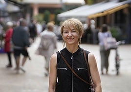 La georgiana Ella Seturidze pasea por una calle de Zarautz, donde reside actualmente.