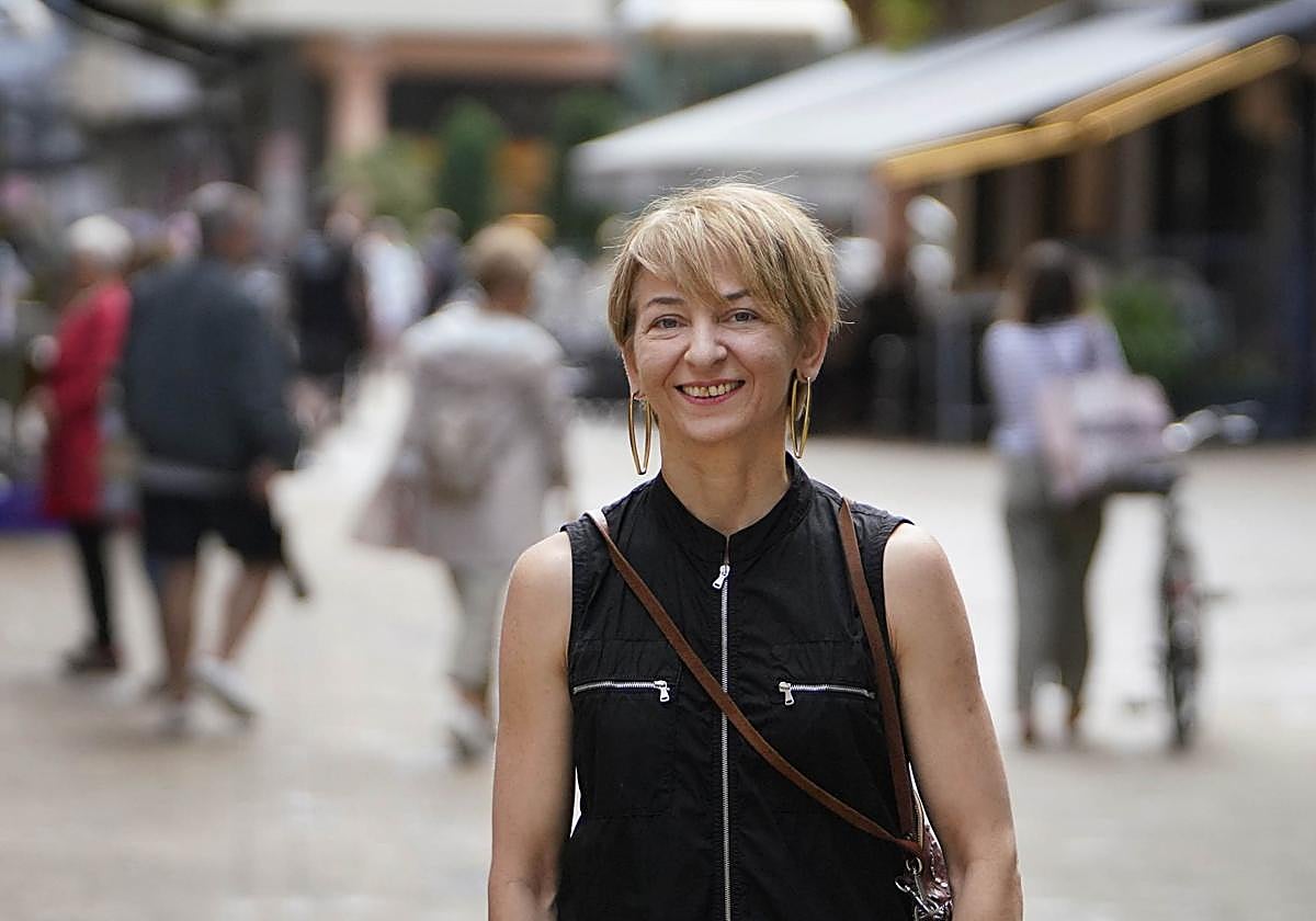 La georgiana Ella Seturidze pasea por una calle de Zarautz, donde reside actualmente.