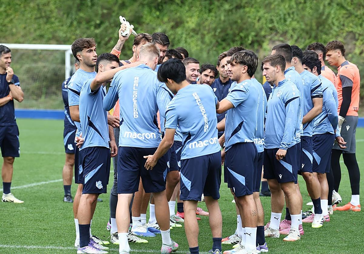 La plantilla realista le hace el pasillo a Orri Óskarsson, que celebra su 21º cumpleaños