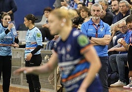 Imanol Álvarez observa de brazos cruzados a Ogonovszky durante un partido de la pasada campaña