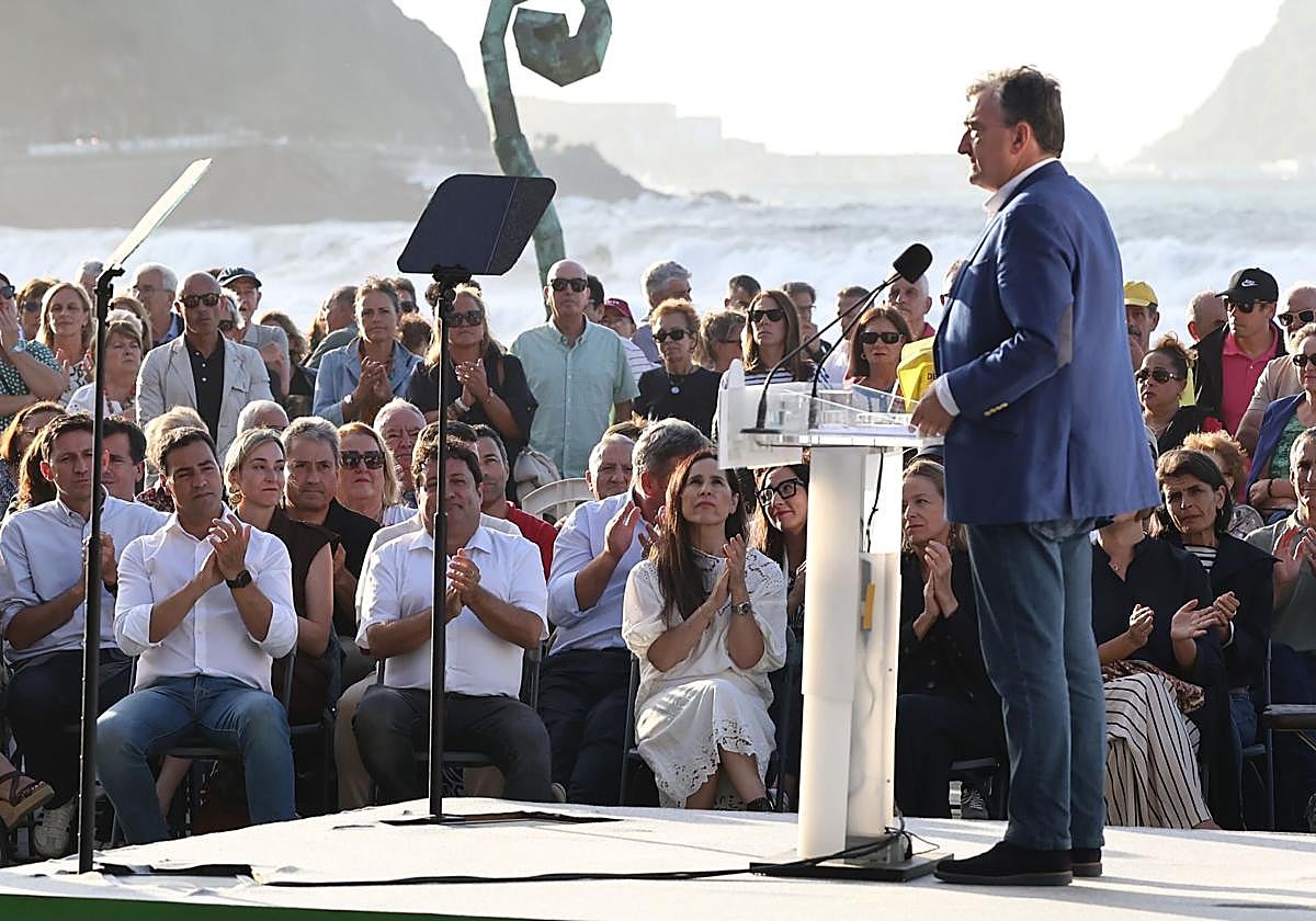 Aitor Esteban interviene este viernes en el malecón de Zarautz.